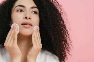 Se démaquiller sans coton : toutes les méthodes pour une peau nette et respectée woman gentle face cleansing skincare routine without cotton pads landscape