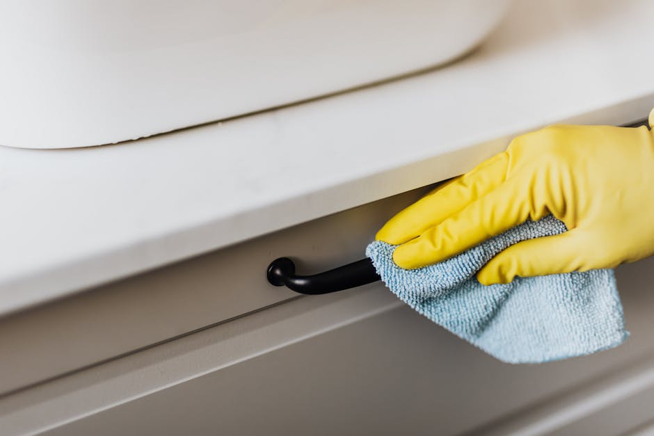 Se démaquiller sans coton : toutes les méthodes pour une peau nette et respectée soft microfiber makeup remover glove hanging in bathroom
