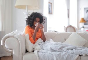 Bonne mine quand on est malade : soins et astuces beauté pour tenir le coup woman sick cold skincare routine cozy winter blanket natural light