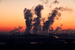 Pollution et peau : comprendre les dommages et protéger son épiderme au quotidien woman urban environment pollution skin protection beauty routine landscape