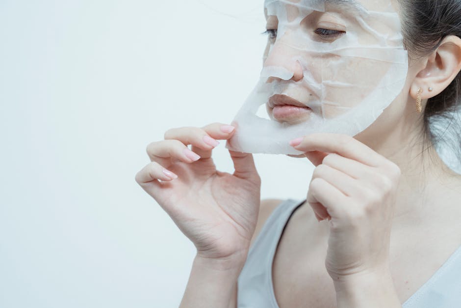Pollution et peau : comprendre les dommages et protéger son épiderme au quotidien woman face city pollution smog urban skin care