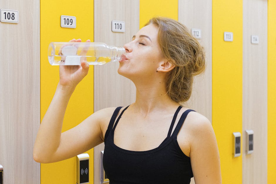 Lèvres sensibles et soleil : comment protéger et soigner cette zone fragile woman drinking water hydration skin recovery summer