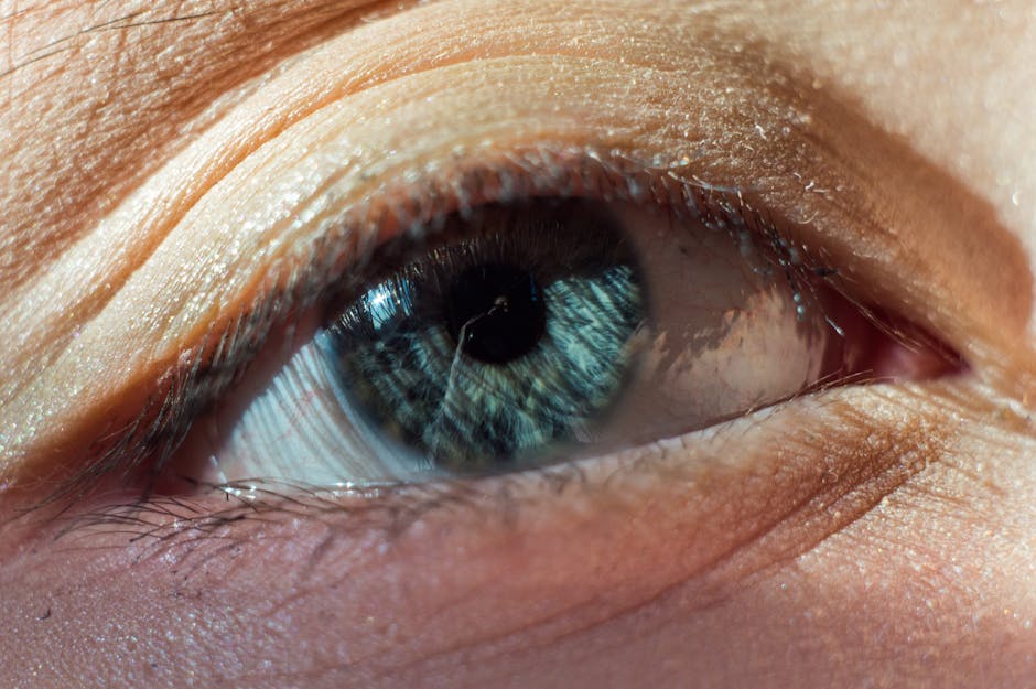 Paupières tombantes : causes, soins et astuces pour redonner du tonus au regard close up mature woman eyes drooping eyelids natural light
