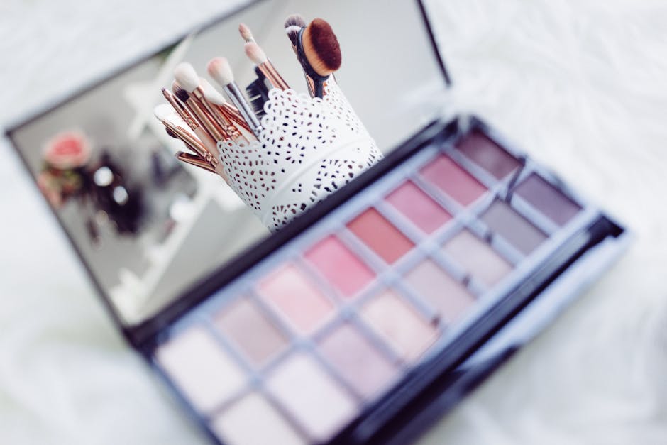 Paupières tombantes : causes, soins et astuces pour redonner du tonus au regard makeup brushes eyeshadow palette vanity table beauty flatlay