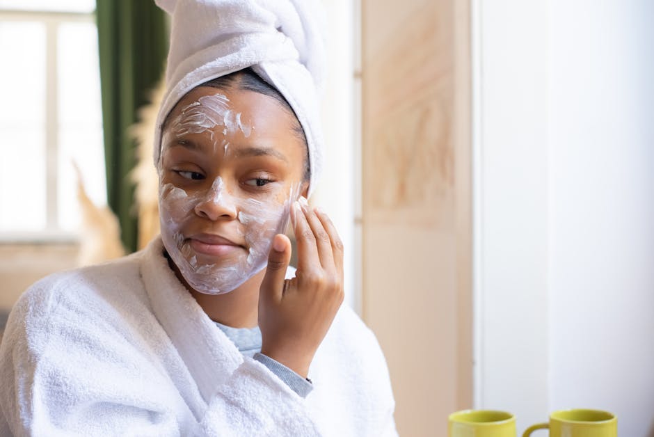 Gommages maison pour peau sèche en hiver : 3 recettes douces et efficaces woman applying homemade face scrub winter morning skincare