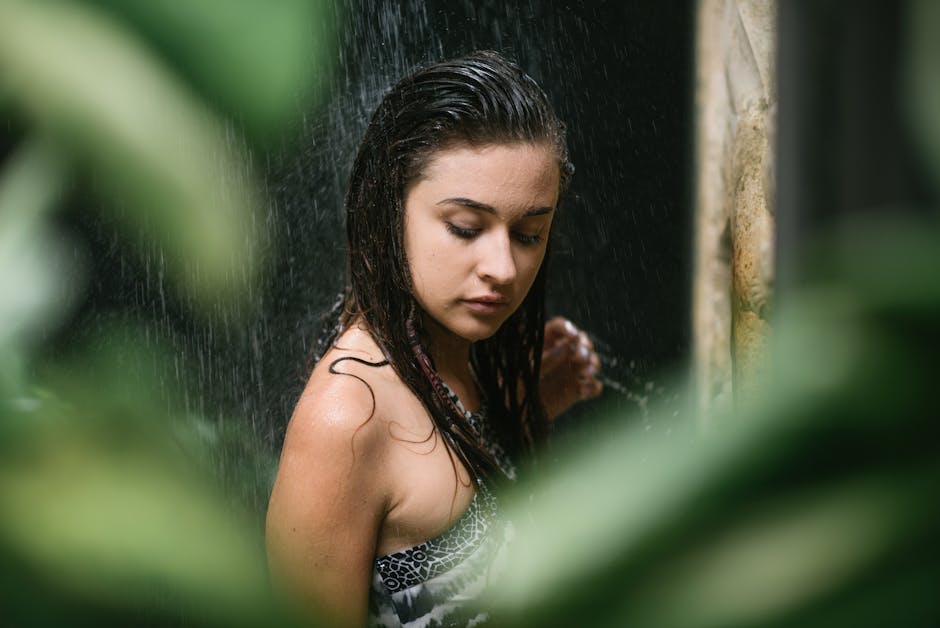 Retour de plage : routine beauté express en 20 minutes chrono woman showering after beach summer skin care