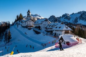 Peau à la montagne : la routine beauté complète pour survivre aux sports d'hiver woman ski resort winter skincare mountain landscape snow