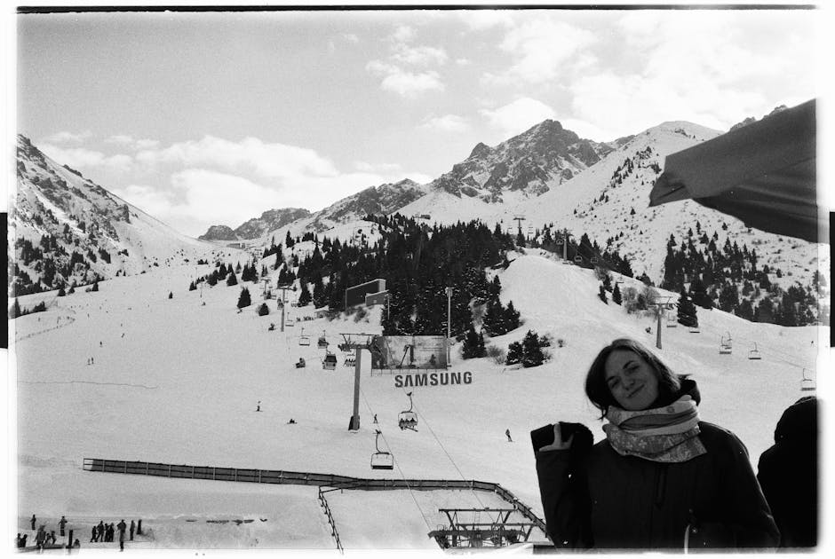 Peau à la montagne : la routine beauté complète pour survivre aux sports d'hiver woman applying sunscreen on snowy mountain ski resort