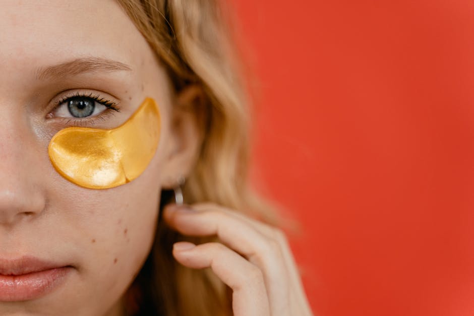 Vallée des larmes : idées reçues, causes et solutions pour atténuer ce creux sous les yeux close up under eye area showing tear trough hollow on woman face natural light