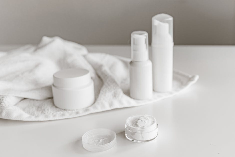 Vallée des larmes : idées reçues, causes et solutions pour atténuer ce creux sous les yeux skincare products hyaluronic acid serum eye cream jar white background