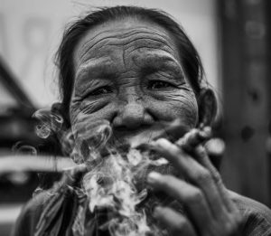 Tabac et peau : les effets réels de la cigarette sur votre visage et comment y remédier woman touching face skin cigarette smoke aging beauty