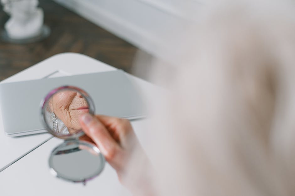Tabac et peau : les effets réels de la cigarette sur votre visage et comment y remédier close up woman skin premature wrinkles dull complexion