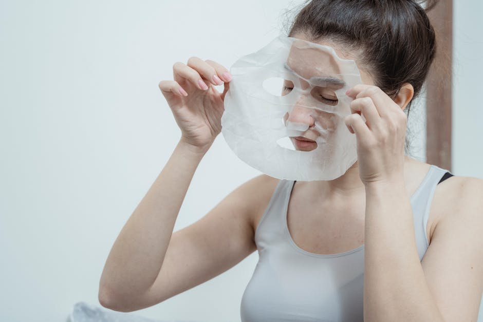 Masques en tissu : la tendance venue d'Asie qui révolutionne la routine beauté asian woman sheet mask skincare routine
