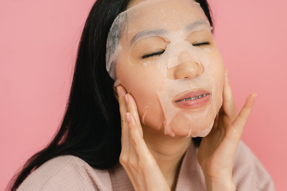 Masques en tissu : la tendance venue d'Asie qui révolutionne la routine beauté sheet mask fabric texture serum close up