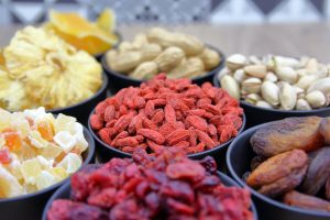 Cosméto superfood : ces ingrédients naturels qui aident à ralentir le vieillissement cutané superfoods skincare natural beauty ingredients açaí goji berries algae flatlay