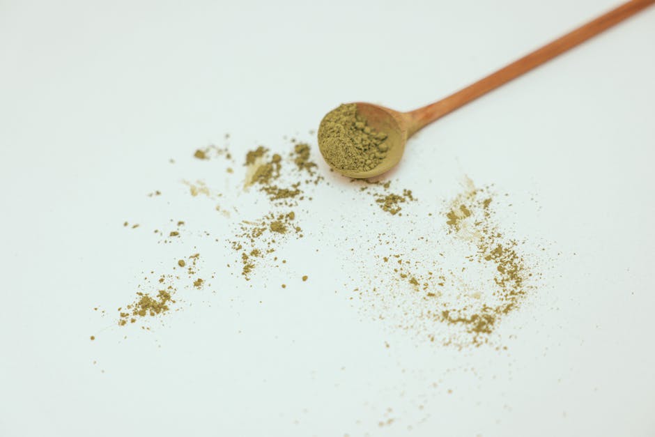 Cosméto superfood : ces ingrédients naturels qui aident à ralentir le vieillissement cutané flat lay superfoods açaí goji berries turmeric matcha green tea white background