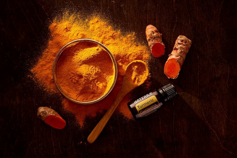 Cosméto superfood : ces ingrédients naturels qui aident à ralentir le vieillissement cutané wakame seaweed turmeric powder wooden surface natural skincare ingredients