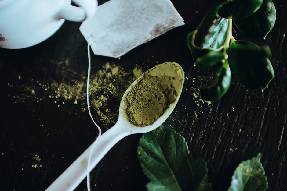 Cosméto superfood : ces ingrédients naturels qui aident à ralentir le vieillissement cutané green tea leaves matcha powder antioxidant skincare natural beauty