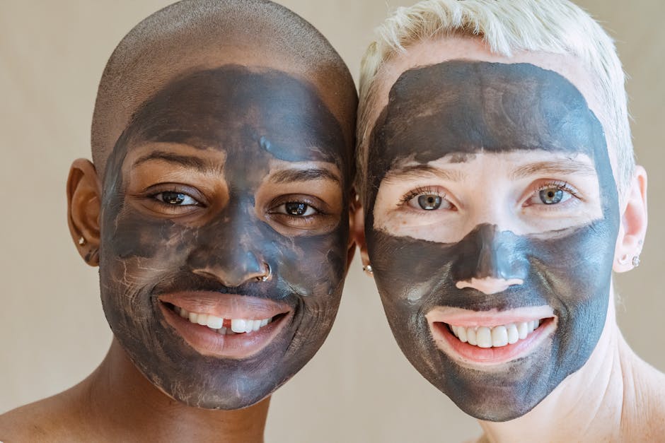 Le masque magnétique : comment fonctionne ce soin visage innovant ? close-up magnetic face mask being lifted with magnet iron powder effect
