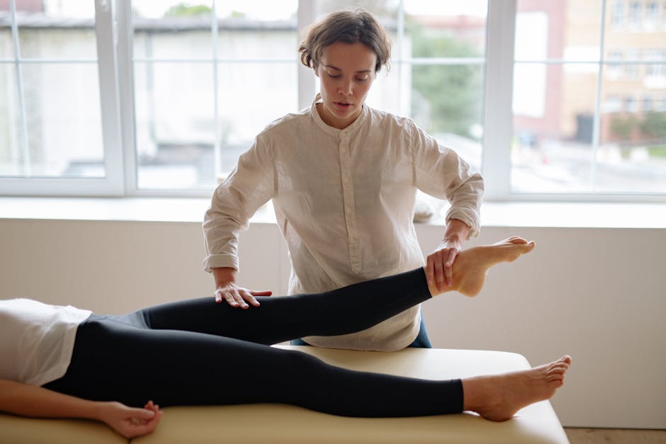 Techniques de massage : shiatsu, drainage lymphatique, thaï et ayurvédique — guide complet lymphatic drainage massage on legs in clinical setting