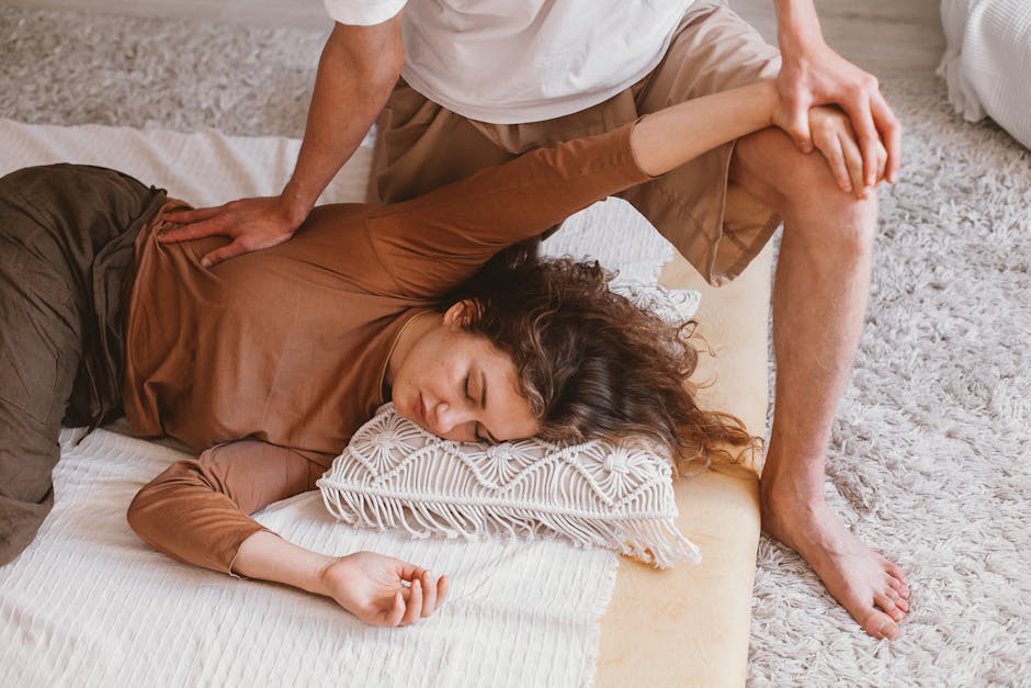 Techniques de massage : shiatsu, drainage lymphatique, thaï et ayurvédique — guide complet traditional thai massage stretching technique on floor mat