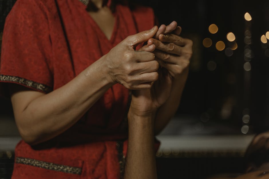 Techniques de massage : shiatsu, drainage lymphatique, thaï et ayurvédique — guide complet warm oil ayurvedic massage with aromatic herbs