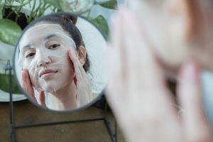 Masques visage : tissu, gel, argile, patch — comment choisir selon votre peau various face masks skincare products flatlay beauty routine landscape