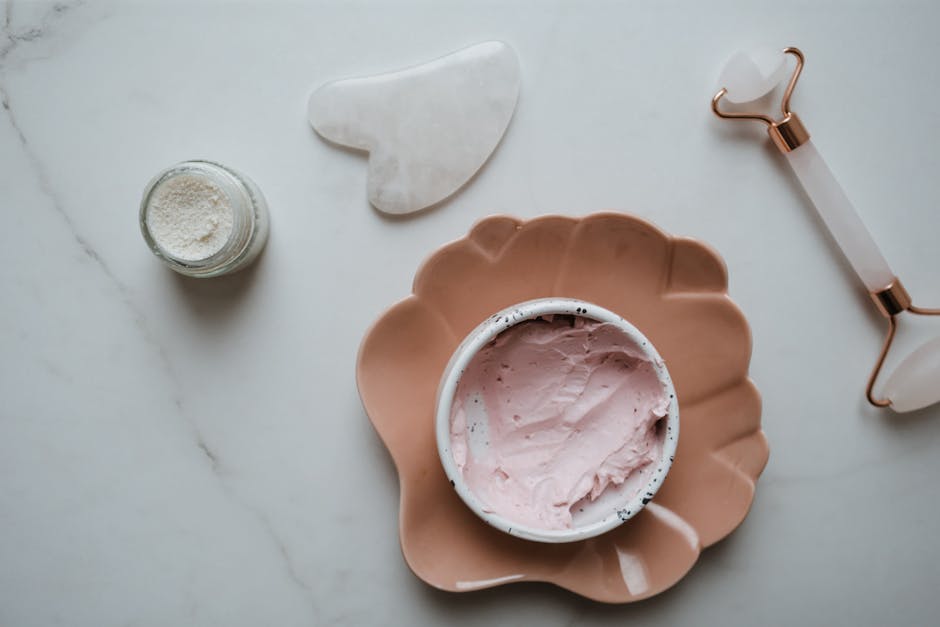 Masques visage : tissu, gel, argile, patch — comment choisir selon votre peau flat lay different face mask textures clay gel sheet patch marble surface