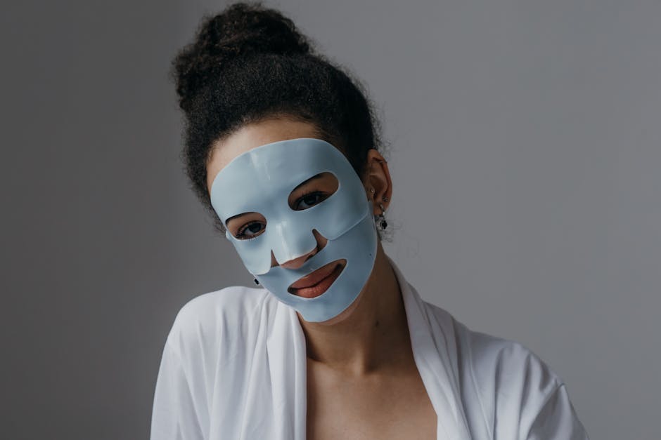 Masques visage : tissu, gel, argile, patch — comment choisir selon votre peau asian woman applying sheet face mask looking relaxed