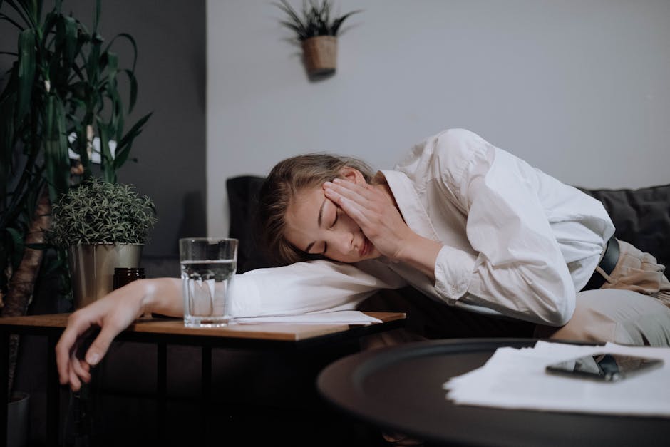 10 agressions extérieures qui fragilisent votre peau au quotidien tired woman dark circles mirror skin fatigue lifestyle