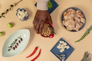 8 aliments anti-acné à intégrer dans votre assiette dès maintenant healthy anti-acne food ingredients colorful flat lay natural light landscape