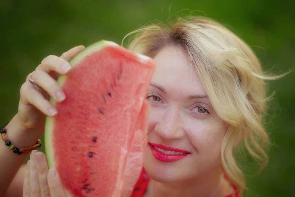 Peaux claires en été : 5 défis cutanés à connaître (et comment y faire face) fair skin woman redness sunburn summer close up face