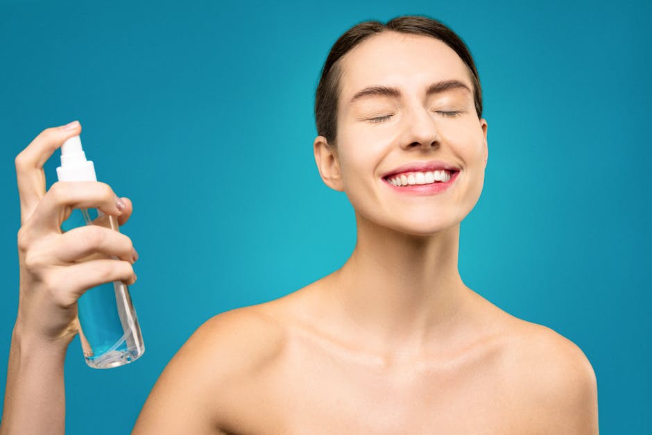 Peau sèche et réactive : les soins et actifs naturels pour l'apaiser durablement rose water mist spray bottle on wooden table natural beauty