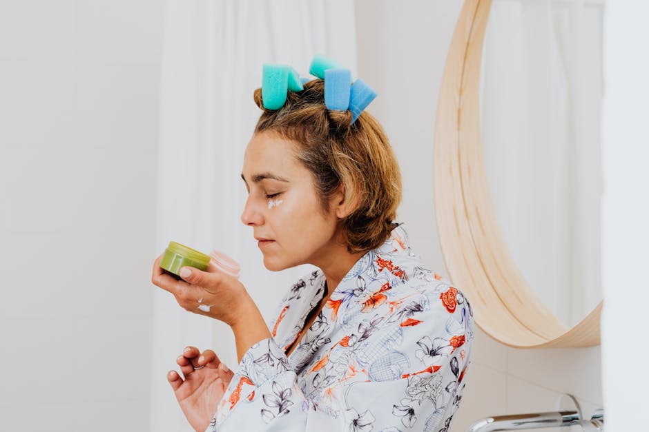 Phytothérapie : tout ce que vous devez savoir sur les plantes médicinales woman applying natural plant-based face cream morning routine