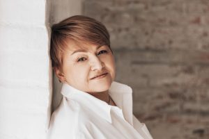 Ce que l'on s'autorise enfin à 50 ans : liberté, confiance et art de vivre confident mature woman 50s natural beauty outdoor light landscape