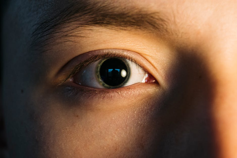 Cernes sous les yeux : causes, idées reçues et solutions pour retrouver un regard reposé close up tired woman eyes with dark circles natural light