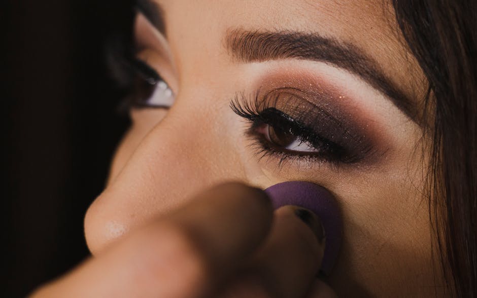 Cernes sous les yeux : causes, idées reçues et solutions pour retrouver un regard reposé woman applying concealer under eyes makeup tutorial natural lighting