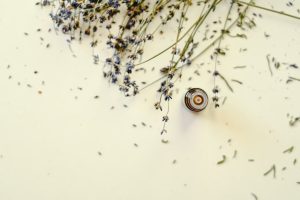 Aromathérapie : tout comprendre pour l'utiliser en toute sécurité aromatherapy essential oils wooden tray lavender flowers natural light landscape