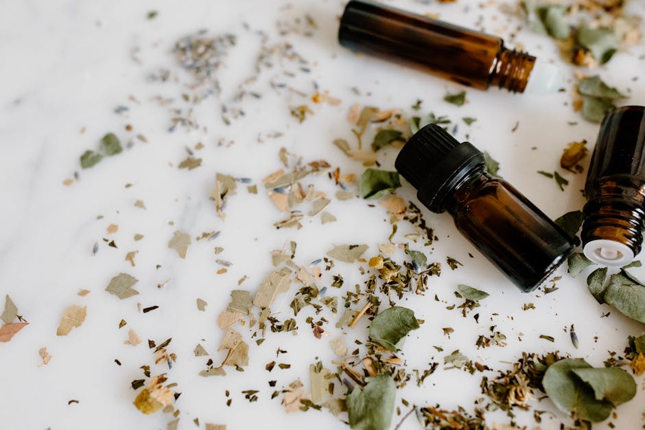 Aromathérapie : tout comprendre pour l'utiliser en toute sécurité aromatherapy essential oils glass bottles herbs natural background