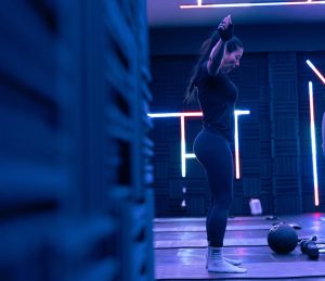 Musculation au féminin : bienfaits pour le corps, la peau et le bien-être woman fitness strength training bright studio landscape