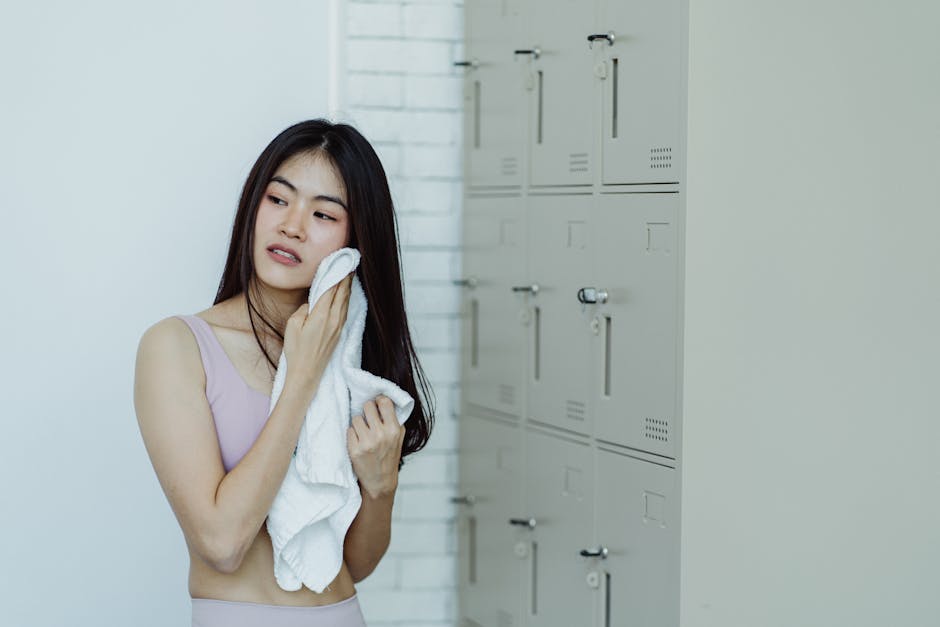 Musculation au féminin : bienfaits pour le corps, la peau et le bien-être woman relaxing after workout healthy skin glow