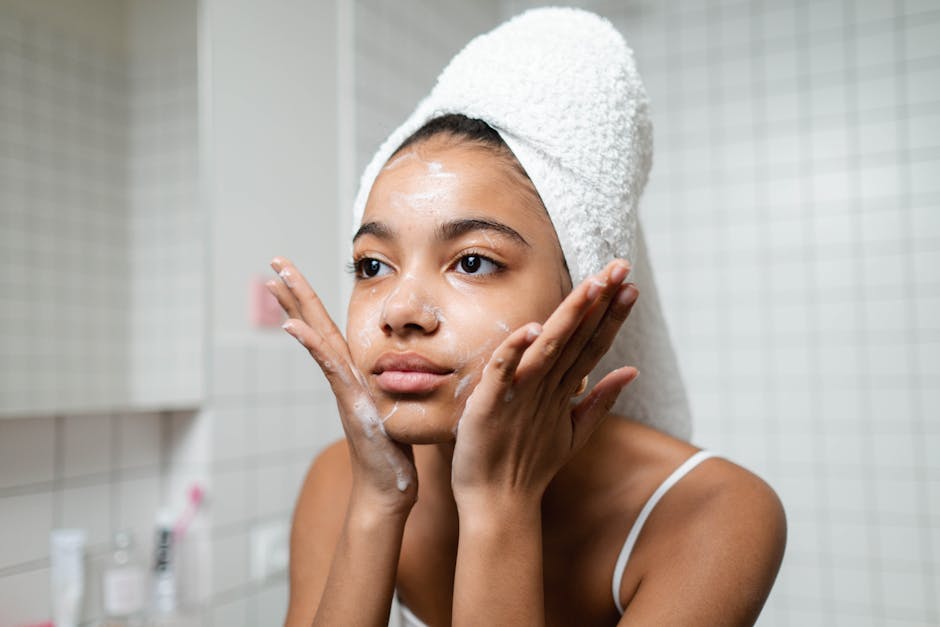 Musculation au féminin : bienfaits pour le corps, la peau et le bien-être skincare routine after workout cleanser moisturizer bathroom