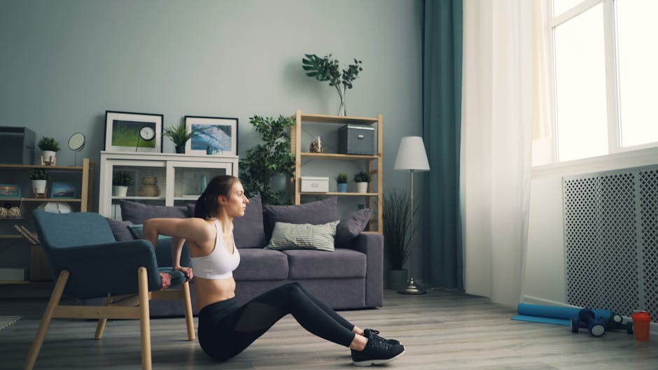 Décolleté parfait pour l'été : 5 gestes beauté et bien-être à adopter dès maintenant woman chest press exercise home living room fitness