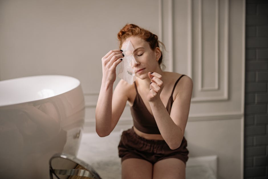 3 masques DIY à l'aloe vera : hydratation, purification et anti-âge maison woman applying green face mask clean skin natural light bathroom