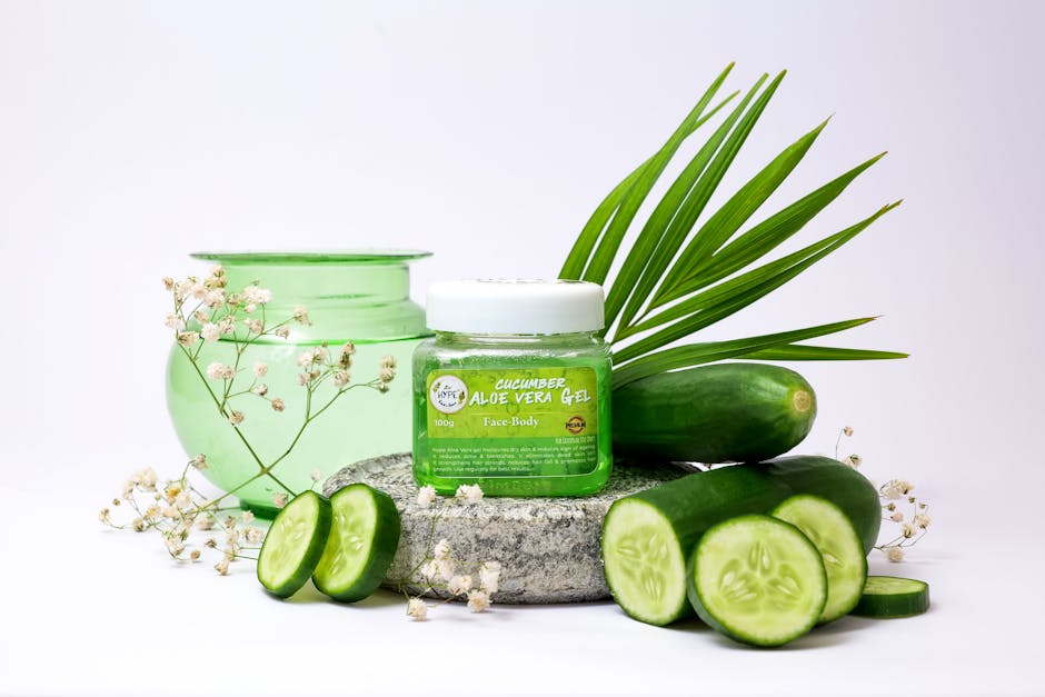 3 masques DIY à l'aloe vera : hydratation, purification et anti-âge maison cucumber slices aloe vera gel wooden bowl anti-aging skincare ingredients