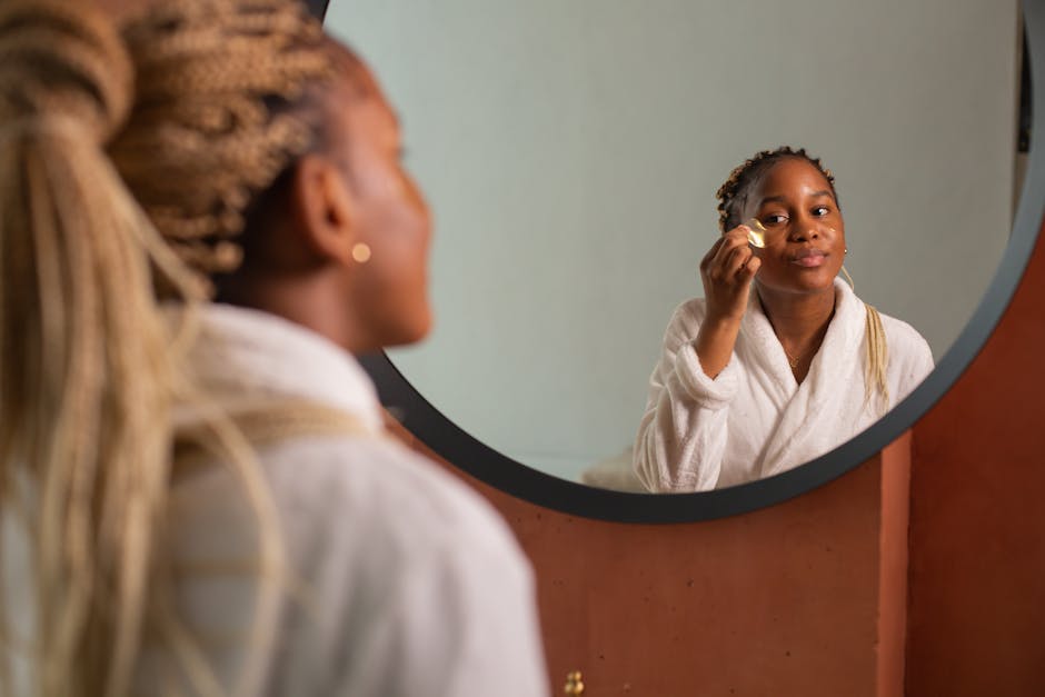 Cure d'antioxydants : un mois pour protéger et revitaliser votre peau woman applying serum face mirror natural light