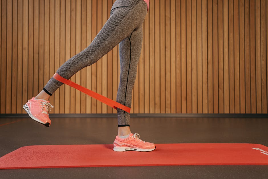 Jambes de rêve pour l'été : le guide beauté complet pour les préparer woman doing leg exercise yoga mat home workout