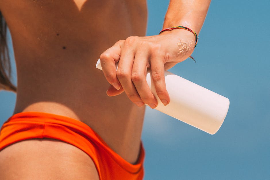Comment préparer sa peau au soleil avant les vacances : le guide complet sunscreen lotion bottle sandy beach summer skin protection