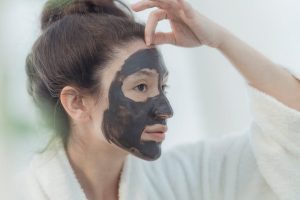 Points noirs : causes, prévention et solutions naturelles pour les atténuer woman skincare routine purifying face treatment natural light landscape