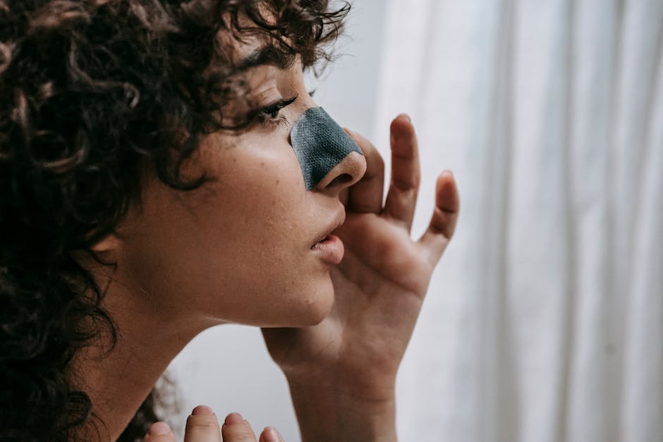 Points noirs : causes, prévention et solutions naturelles pour les atténuer close up skin pores blackheads on nose natural light